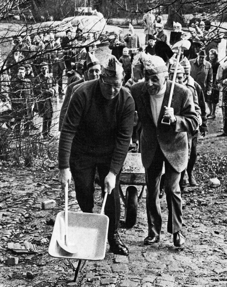 Bild der Grundsteinlegung des Funkenturms 1969