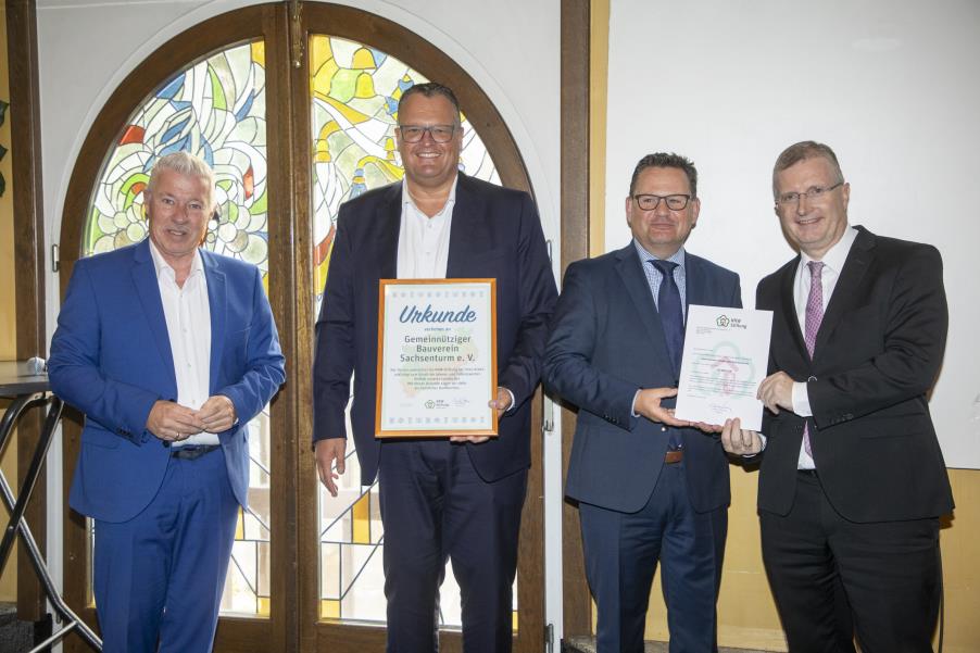 Prof. Dr. Karl-Heinz Erdmann vom Vorstand der NRW-Stiftung, Präsident des Gemeinnützigen Bauvereins Sachsenturm e.V. Michel Müller mit der Mitgliedsurkunde im Förderverein sowie Vizepräsident Knuth Kayser und Schatzmeister Markus Schneider mit der Förderurkunde (v.l.)