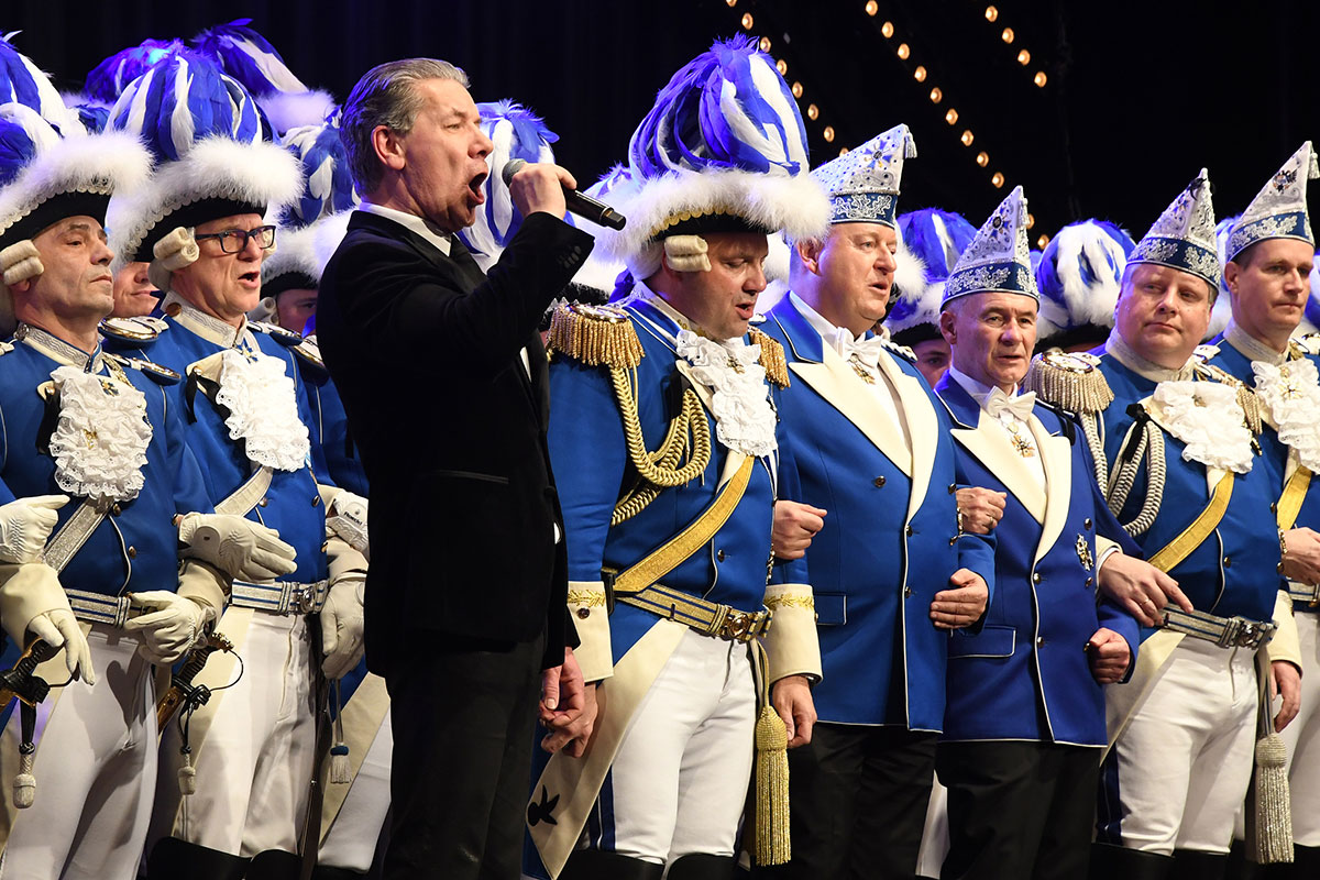 Mit “Wenn ich su an ming Heimat denke“, gesungen von Norbert Conrads, wurde dem Ehrenpräsidenten Fro T.D. Kuckelkorn gedacht und an seine Liebe zum Karneval erinnert