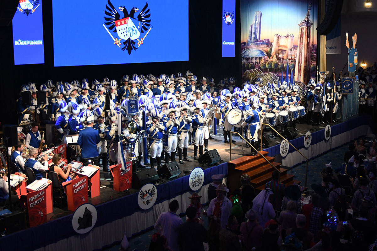 Blau-Weiß soweit das Auge reicht – das Blaue Funken-Korps füllt alle vorhandenen Flächen auf und um die Bühne herum