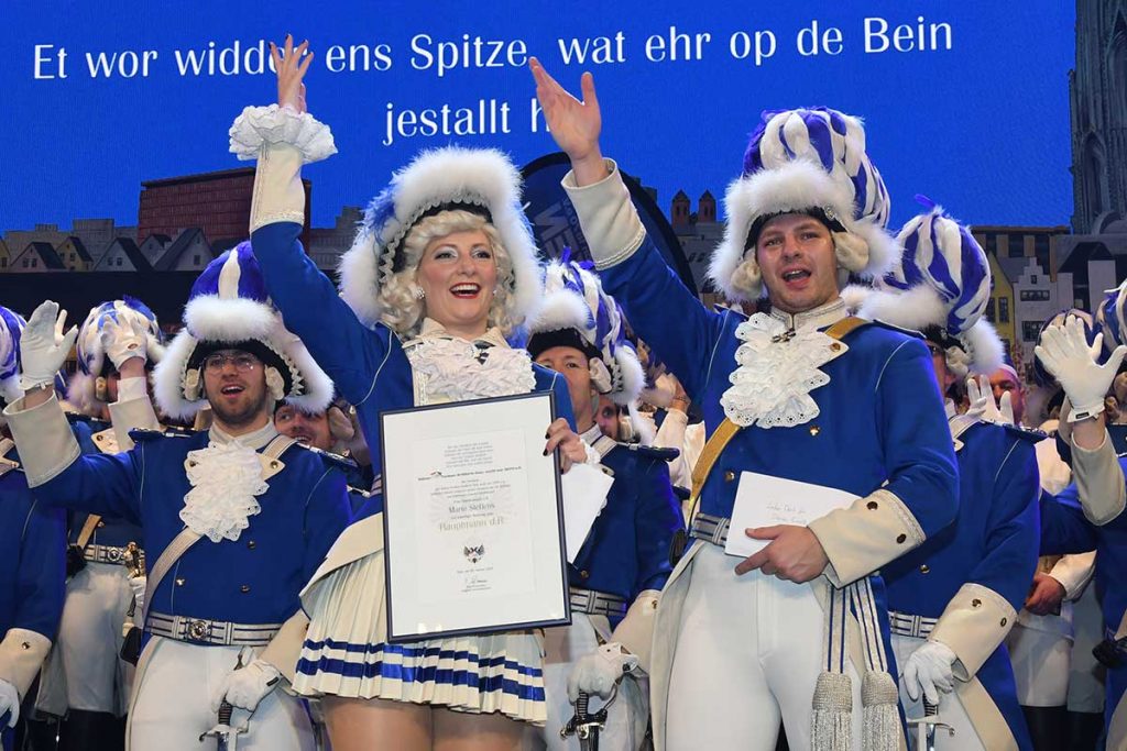 Der Lohn für eine perfekte Leistung über viele Jahre hinweg: Blaue Funken-Marie Marie Steffens wird zum Hauptmann d.R. befördert