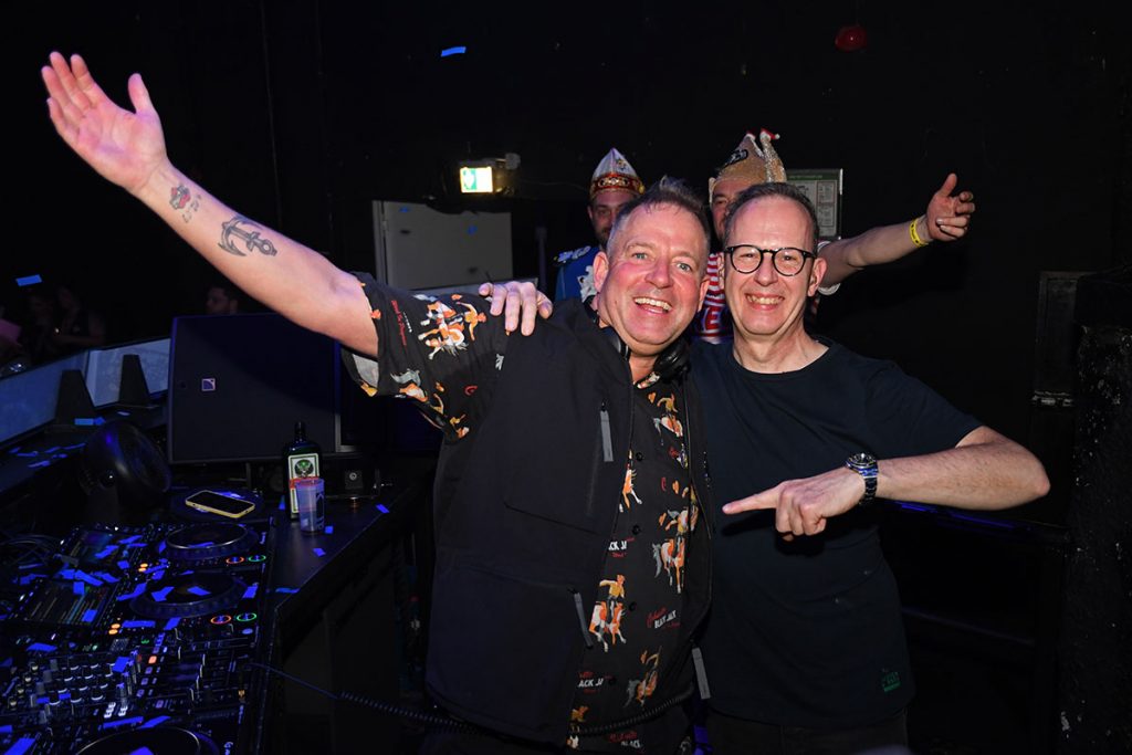 Top-DJs unter sich: DJ René Pera mit Tom Novy im Top 1-Club Deutschlands) (v.r.)