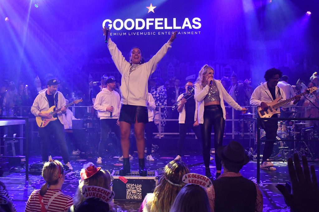 Seit dem Blaue Funken Jubiläums-Silvesterball in der Neujahrsnacht 2019/2020 nicht mehr bei den Blauen Funken wegzudenken: die Goodfellas überraschten während des gesamten Abends immer wieder mit neuen Stilrichtungen, die in perfekter Qualität dargeboten wurden und eine gute Abwechslung zwischen den Bands darstellten