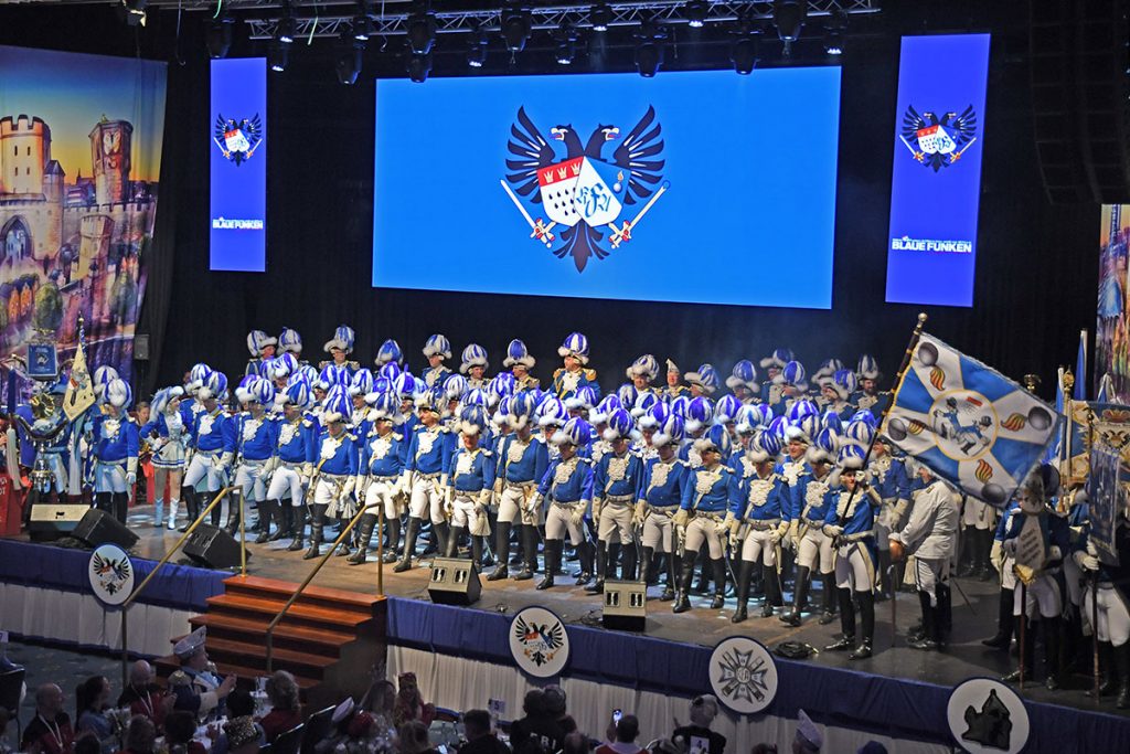 Das komplette Korps der Blauen Funken auf und neben der Bühne setzte wie immer den ersten Glanzpunkt auf der Kostümsitzung im Maritim Hotel