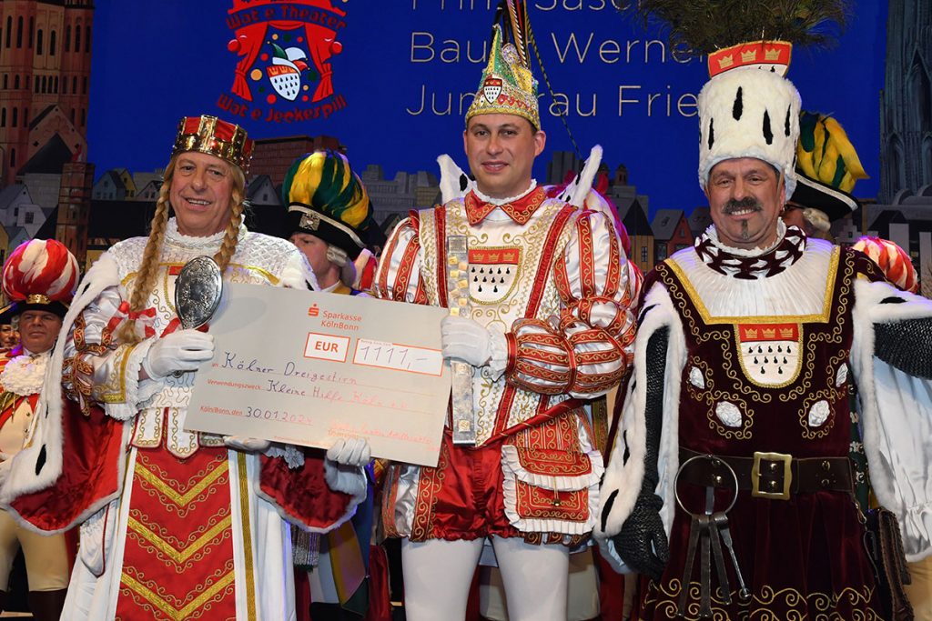 Das Kölner Dreigestirn erhielt bei seinem letzten Auftritt bei den Blauen Funken eine Unterstützung für sein Spendenprojekt