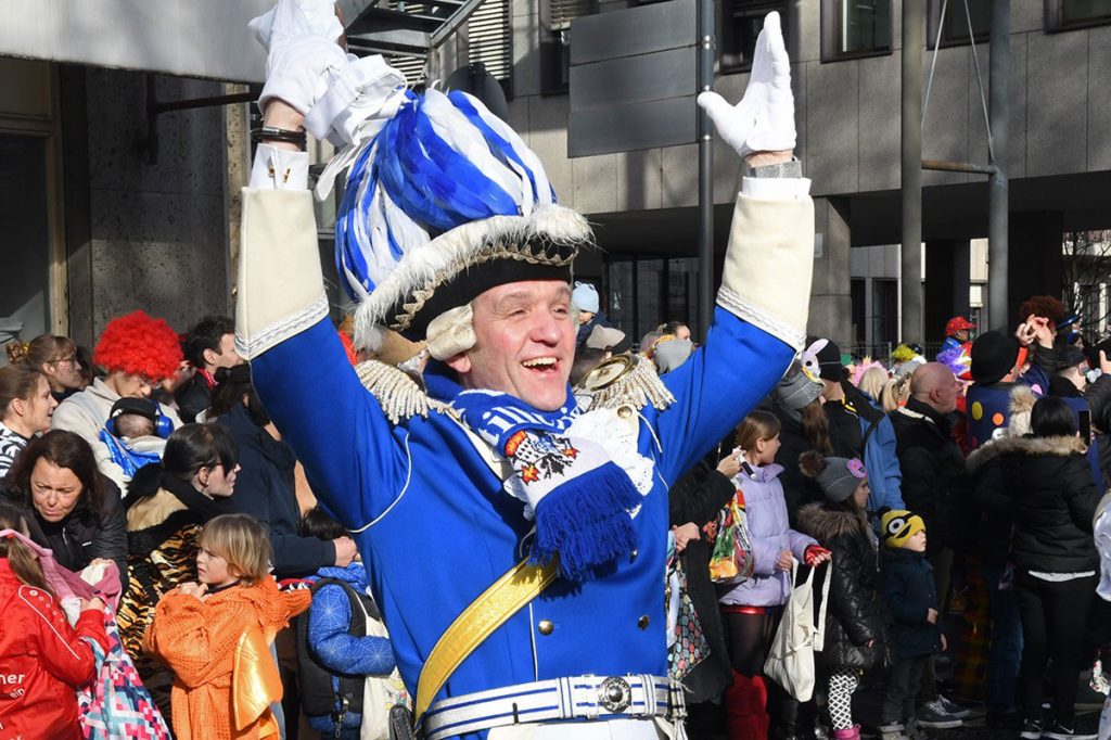 Ein großer Dank für einen perfekten Koordinator und Organisator: mit seinem Team hat unser Leiter des Rosenmontagszuges Ralf Offermann seinen 25. Zug gemeistert