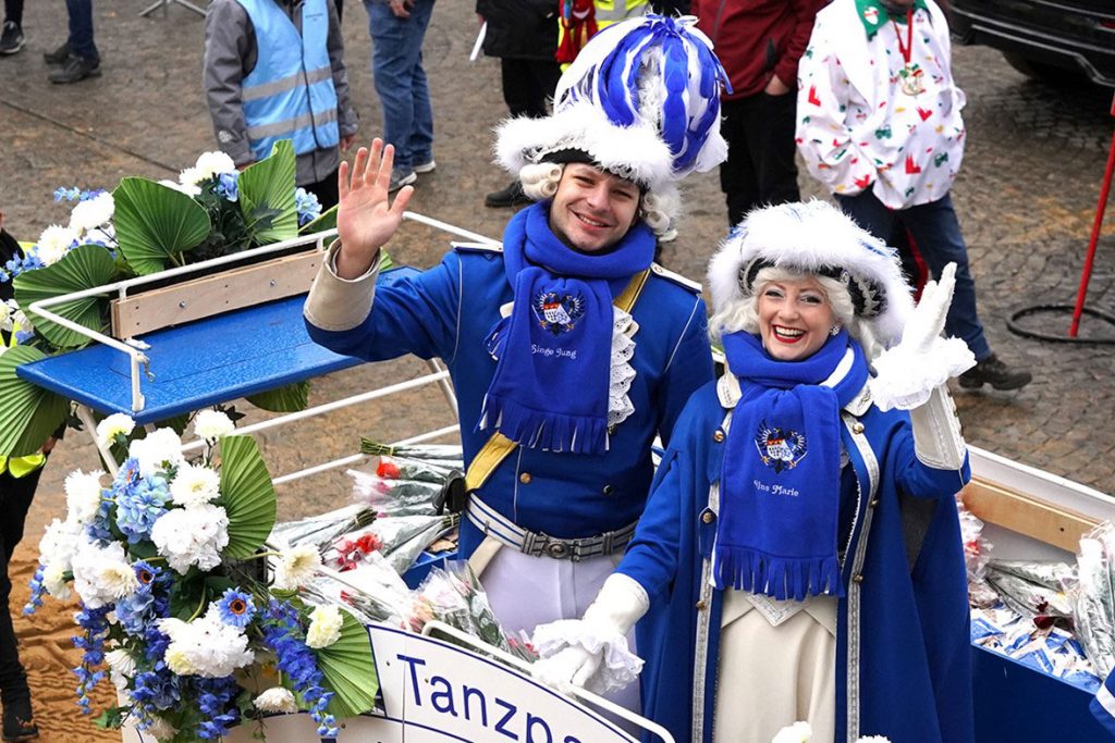 Das Herzstück unseres Korps: nach einer hervorragenden Session genießt unser Tanzpaar mit Marie Marie Steffens und Tanzoffizier Christian Prehl den Rosenmontagszug in vollen Zügen